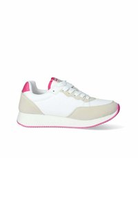 Sneaker con una parte superiore in rete bianca, dettagli in suede beige, tallone e suola rosa, caratterizzata da una superficie testurizzata e lacci piatti.
