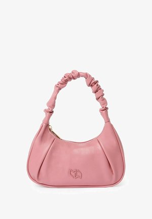 Pink læderhåndtaske med en samlet skulderrem, lynlåslukning og plisseret design; har et diskret prægede logo på fronten.