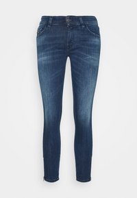 Jeans ajustados de denim azul oscuro, con un diseño clásico de cinco bolsillos, cierre frontal con botón y un ligero desvanecimiento a lo largo de las piernas.