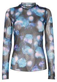 Maglia a maniche lunghe in materiale trasparente con finitura metallica argento, caratterizzata da un motivo floreale in tonalità di blu e rosa, e un colletto alto.