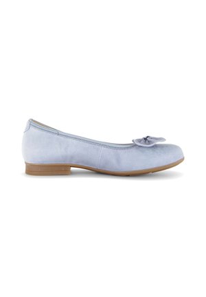 Hellblauer Wildleder-Flachschuh mit brauner Sohle und kleinem dekorativem Schleifchen an der abgerundeten Spitze, Seitenansicht auf weißem Hintergrund.