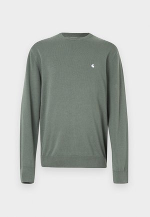Pull en maille vert à manches longues, col rond, poignets et ourlet côtelés. Présente un petit logo de marque blanc sur le côté gauche de la poitrine.