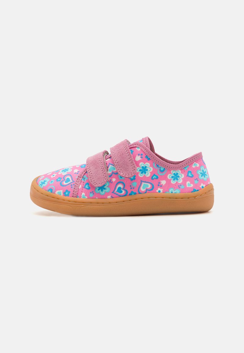 Botte en tissu rose arborant un motif floral et en forme de cœur multicolore, avec deux bandes Velcro et une semelle en caoutchouc beige pour une bonne adhérence.