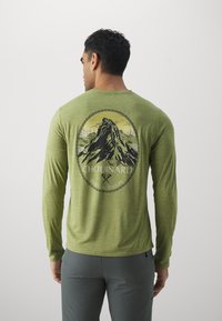 Patagonia COOL DAILY GRAPHIC LANDS - Hosszú ujjú felső - buckhorn green