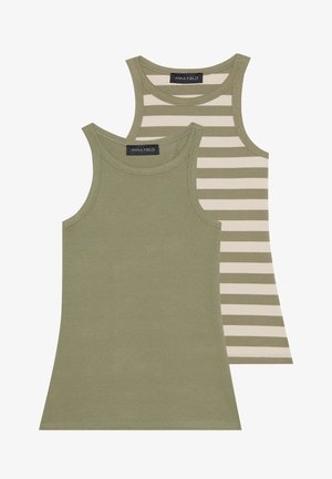 Débardeurs rayés vert et blanc en tissu côtelé, avec une couleur unie et un autre à motif rayé. Texture lisse et décolleté rond.