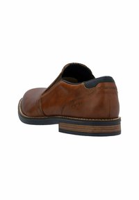 Brun læder slip-on sko med rund tå, kontrastsyet og en lagdelt træhæl. Har en sort gummisål.