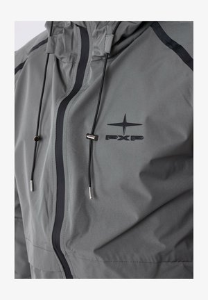 Chaqueta gris con capucha, cierre frontal y cordones ajustables con detalles metálicos. Incluye un logo negro en el pecho.