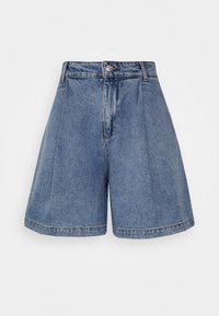 Pantalones cortos de mezclilla en azul claro con cintura alta, frente plisado y dobladillos enrollados. Presenta un cierre con botón plateado y detalles de costura clásicos.