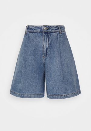 Pantalones cortos de mezclilla en azul claro con cintura alta, frente plisado y dobladillos enrollados. Presenta un cierre con botón plateado y detalles de costura clásicos.