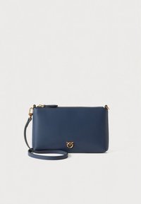 Borsa a polso in pelle blu navy con finiture in metallo color oro, chiusura con zip e tracolla removibile. Texture liscia con design minimalista.