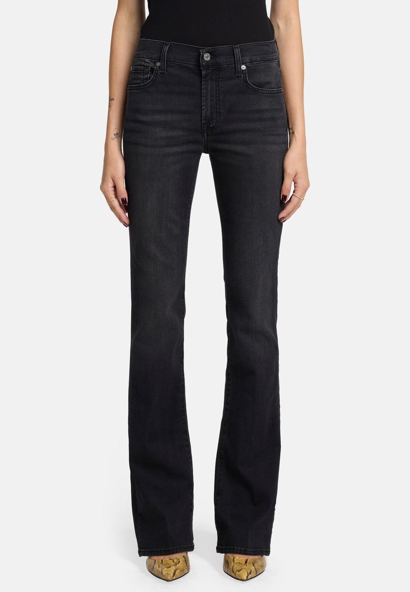 Schwarze, weit geschnittene Jeans mit normaler Taille, fünf Taschen und leichter Waschung, aus Denim-Stoff. Ein Paar gemusterte High Heels sind am unteren Rand sichtbar.