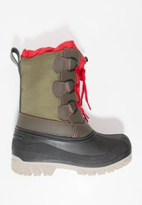 Zielono-czarny but śniegowy z czerwonymi akcentami, wyposażony w wyściełany kołnierz, system sznurowania oraz teksturowaną gumową podeszwę zapewniającą przyczepność.