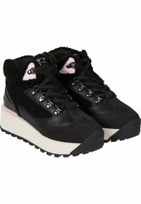 Zapatillas de alta cima de material mixto en negro con detalles de piel sintética, ojales metálicos y una gruesa suela de plataforma blanca y rosa. Suela de goma texturizada.