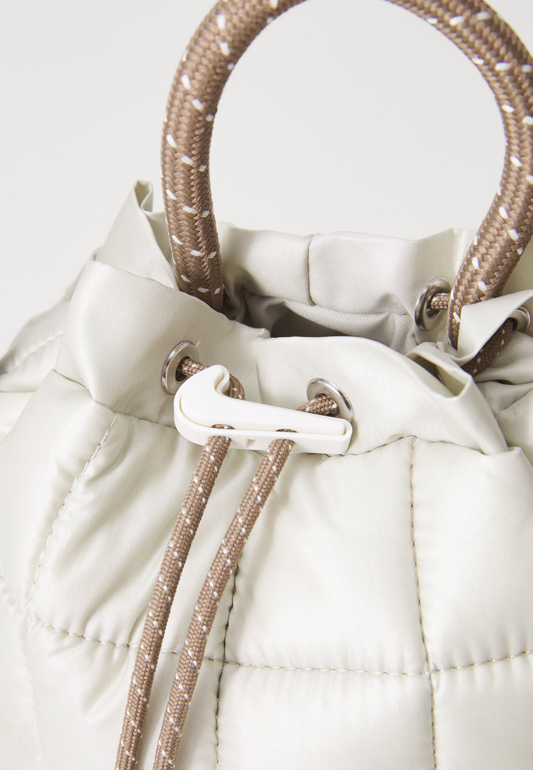 Nike Sportswear PUFFLE TINY TOTE - Mala a tiracolo - light bone