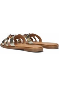 Platte sandalen met gouden metallic banden, een tankleurige zool en decoratieve ronde hardware. Zachte textuur, open teen design en een casual stijl.