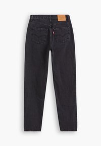Jean en denim noir à jambes droites, avec deux poches arrière, une étiquette de marque en cuir marron sur la ceinture, et une petite étiquette rouge sur la poche droite.