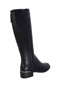 Stivale in pelle nera fino al ginocchio con cerniera laterale e tacco basso a blocco. Presenta una texture liscia e un accento metallico sul tacco.