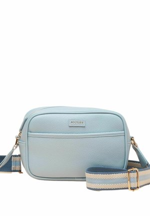 Sac bandoulière rectangulaire bleu clair avec finition texturée, poche avant, ferrures dorées et bandoulière en tissu rayé réglable.