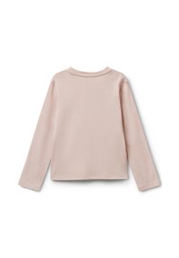 Rovná světlá růžová dlouhá rukávová trička s kulatým výstřihem položená na plocho, viděná z zadní strany, na bílém pozadí.