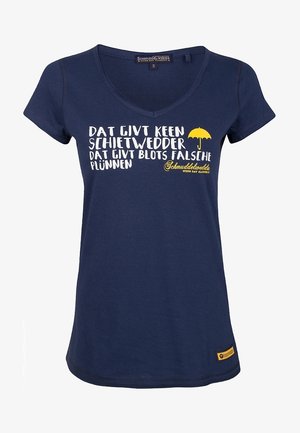 Granatowy T-shirt z dekoltem w serek z białym i żółtym niemieckim tekstem oraz małą żółtą grafiką parasola na przodzie.