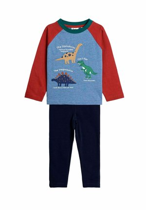 Lasten kaksiosaiset pyjamat, joissa on punaiset hihat, sininen dinosaurusteemainen yläosa, jossa on diplodocus, t-rex ja stegosaurus, sekä tummansiniset housut.