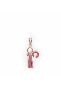 Llave de cuero rosa con borlas y un cierre en oro rosado, que presenta un acento en forma de media luna brillosa rosa y un charm redondo.