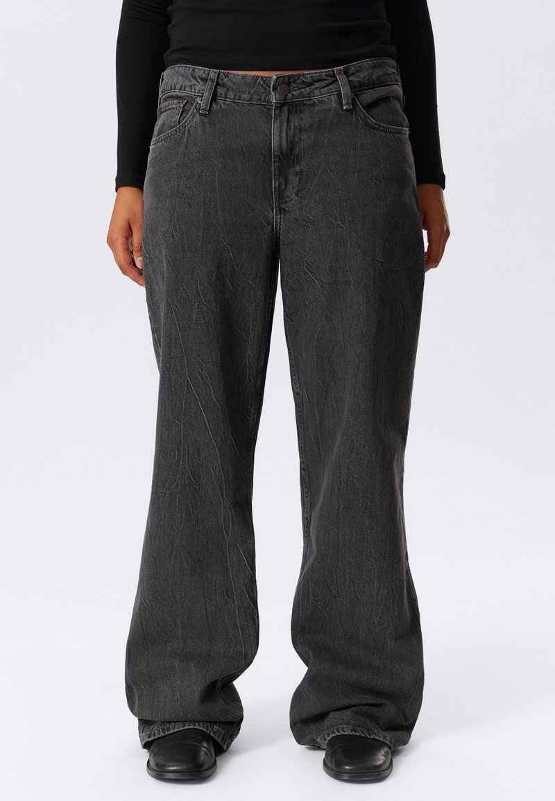 Wijduitlopende, donkergrijze denim jeans met een gestructureerde afwerking, vijf zakken, knoopsluiting en riemlussen. Gestikte details langs de naden.