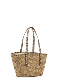 Borsa a mano in paglia intrecciata con due manici in tessuto con stampa leopardata. Colori marrone chiaro e beige, apertura superiore ampia, design leggermente svasato.