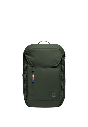 Ciemnozielony prostokątny plecak z górną klapą, przednią pionową kieszenią na zamek, kolorowym uchwytem zamka, bocznymi paskami i logo „GOT BAG”.