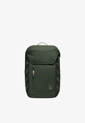 Mørkegrøn rektangulær rygsæk med topklap, lodret lynlåslomme foran, farvet trækflig, sidelommer og "GOT BAG" logo.