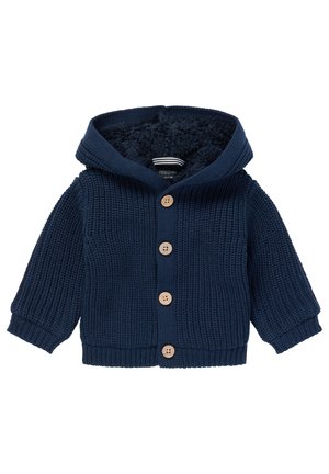 Donkerblauw gebreid babyvestje met capuchon, vier houten knopen, lange mouwen en een zachte fleece voering aan de binnenkant van de capuchon.