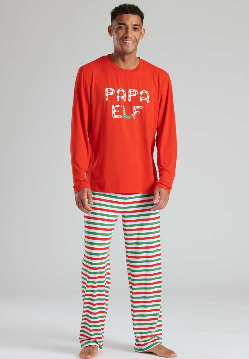 Camisa roja de manga larga con el texto "PAPA ELF"; pantalones de pijama a rayas verdes y rojas. Tejido suave, corte relajado, diseño casual.