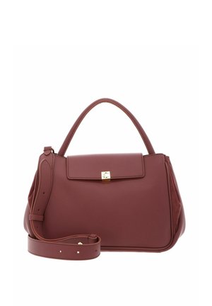 Sac à main en cuir marron avec poignée supérieure, fermeture à rabat avec fermoir doré et une bandoulière réglable enroulée à l'avant.