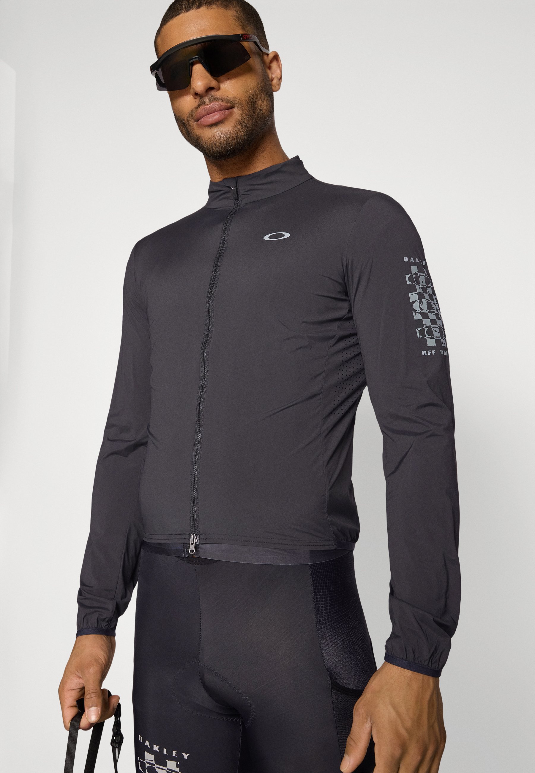 Oakley OFF GRID JACKET - Cortaviento - blackout/negro - Zalando.es