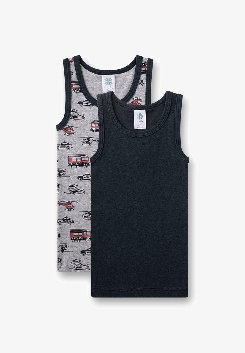 Zwei ärmellose Baumwoll-Tanktops: eines grau mit roten und schwarzen Fahrzeuggrafiken, das andere einfarbig schwarz mit klassischem Rundhalsausschnitt.