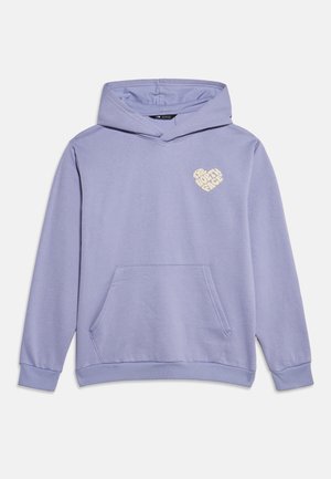 Lyse lilla hættetrøje med frontlomme og lille cremefarvet hjerteformet logo med teksten "The North Face" på venstre bryst.