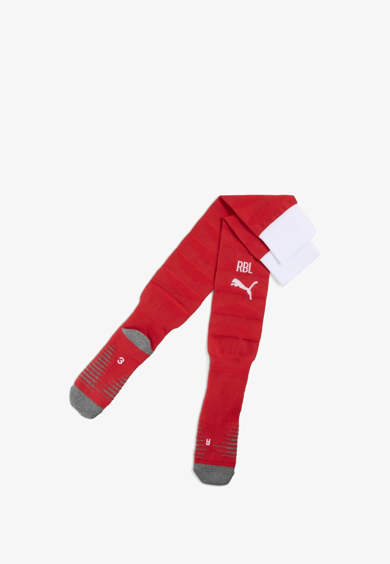 Calcetines deportivos rojos y blancos con talón y puntera gris, que presentan el logo de Puma y las iniciales "RBL" en la zona de la pantorrilla.