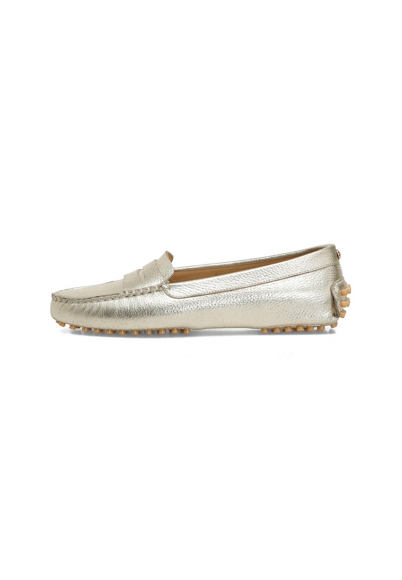 Mocassins en cuir doré métallique, à finition texturée, semelle plate et petits picots en caoutchouc sur la semelle extérieure pour une meilleure adhérence.