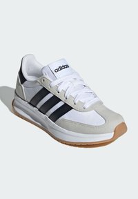 Biele športové tenisky s čiernymi a sivými akcentmi, obsahujúce tri čierne prúžky, biele šnúrky a textúrovanú gumenú podrážku.