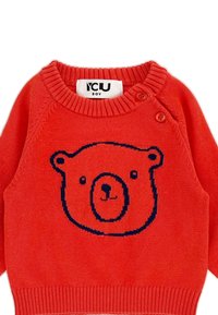 Maglione rosso lavorato a maglia con un design rotondo di una faccia di orso in blu scuro. Presenta un colletto e polsini a coste, con dettagli dei pulsanti sulla spalla.