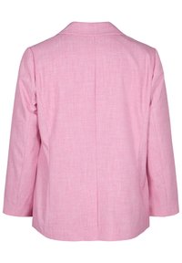 Vue de dos d'un blazer rose à manches longues avec un col à encoches et un tissu léger texturé.