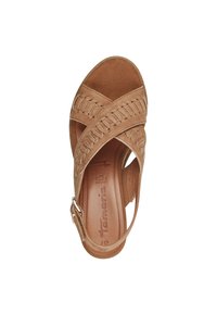 Sandal con cinturino alla caviglia in suede marrone, caratterizzato da dettagli intrecciati sulla tomaia, una soletta in pelle liscia e una punta circolare.