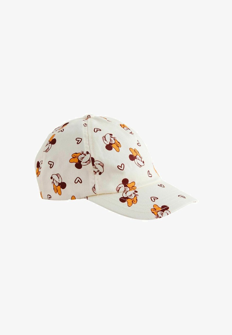 Casquette de baseball blanche ornée de visages de souris dessinés en cartoon portant des nœuds orange, avec de petits cœurs éparpillés autour.