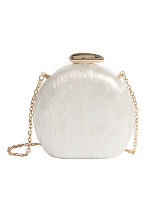 Pochette ronde blanche marbrée avec chaîne dorée et fermoir ovale doré sur fond blanc.