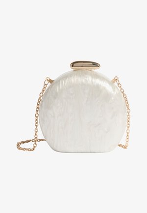 Pochette ronde blanche marbrée avec chaîne dorée et fermoir ovale doré sur fond blanc.