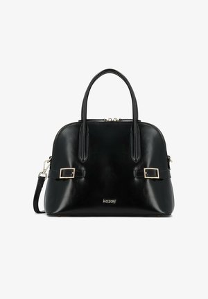 Bolso de mano de cuero negro con diseño redondeado, acentos de hardware en tono dorado, dos asas en la parte superior y correa para el hombro desmontable. Presenta detalles de hebillas.