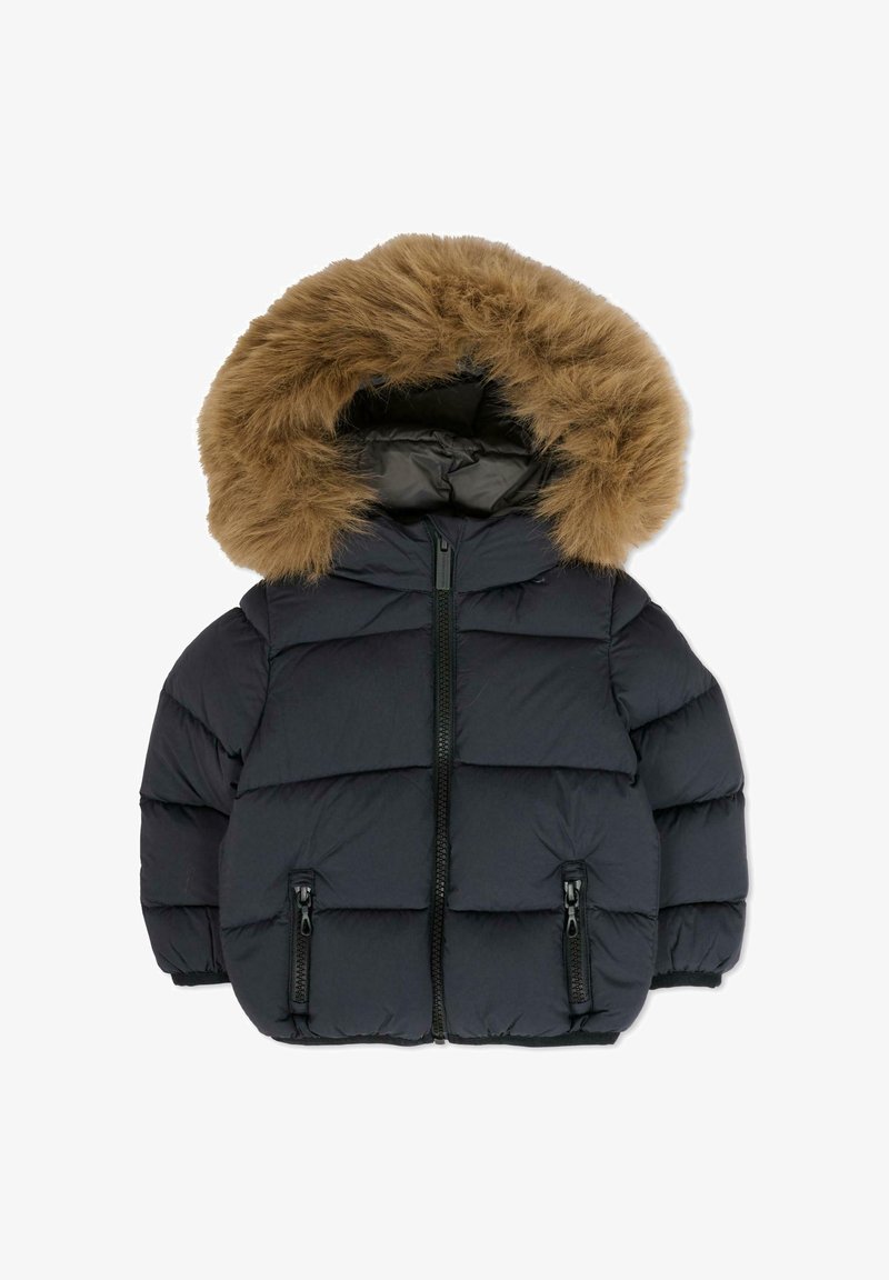 Veste en duvet bleu marine avec capuche amovible en fausse fourrure brune, fermeture éclair et deux poches latérales. Présente un design matelassé et une texture douce.