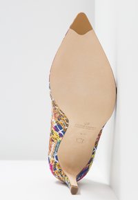 Chaussure à talon haut à bout pointu avec une tige en tissu à motifs multicolores, une semelle lisse beige et un talon aiguille fin et élégant.