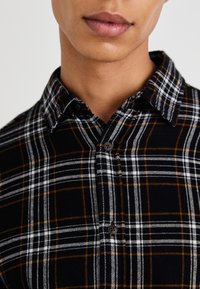 Jack & Jones JJJOSHUA FALL 2 PACK - Camisa - black/vineyard wine