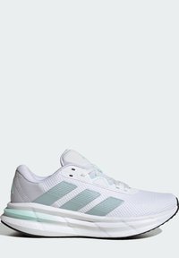 Bijela sportska cipela s mrežastim gornjim dijelom, svijetloplavim naglascima, tri reflektirajuće pruge, podstavljenim okvirom i Cloudfoam srednjim slojem za ublažavanje.